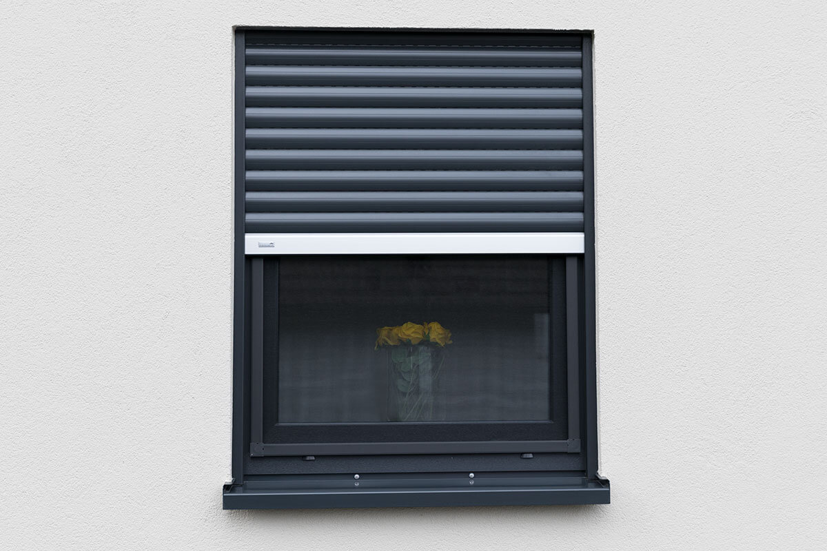 70043-insektenschutz-fenster-hinter-rolladen