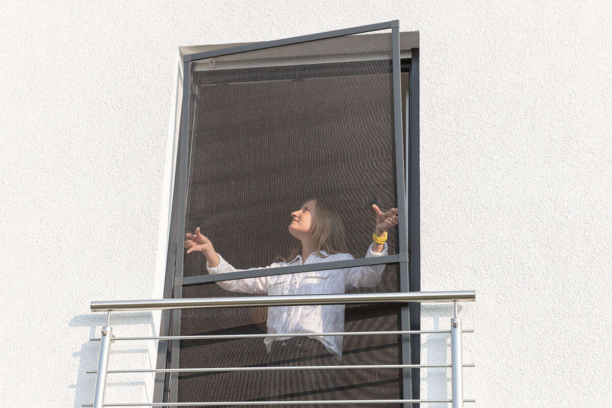 70045-insektenschutz-franzoesischer-balkon-anthrazit-anwendung 70045-insektenschutz-franzoesischer-balkon-anthrazit-anwendung